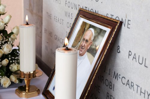 žalovanje, smrt, papež