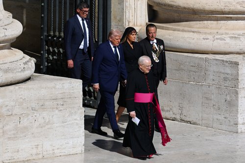 donald trump in melania trump na pogrebu papeža