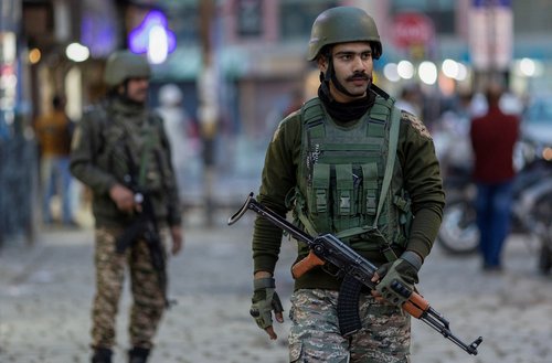 Indijski vojak v Srinagarju