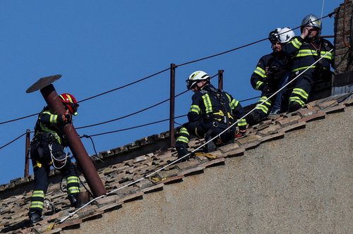 Nameščanje dimnika, KONKLAVE, VATIKAN