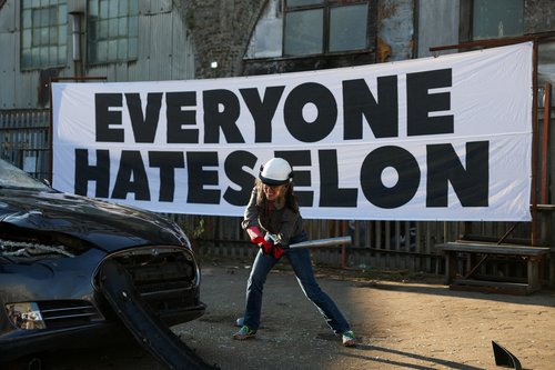 Številni teslini avtomobili so bili tarča vandalizma