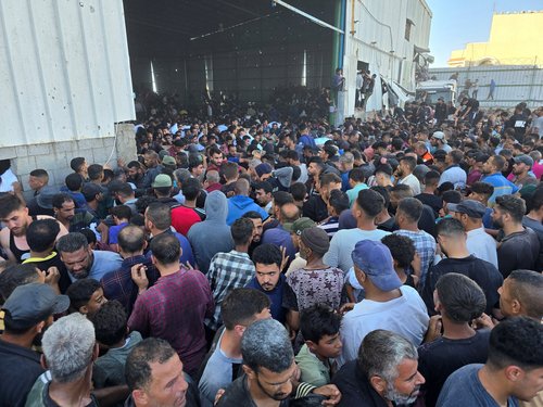 Množica lačnih Palestincev vdrla v skladišče Svetovnega programa za hrano