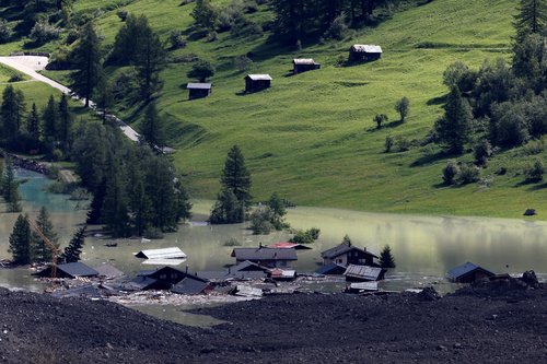 V švicarskih alpah plaz zasul vas Blatten