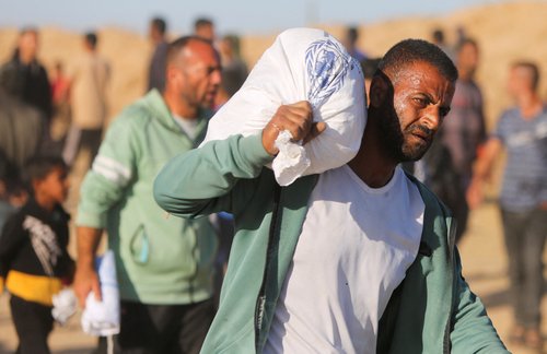 Prebivalec Gaze z vrečo humanitarne pomoči