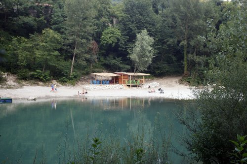 Ljudje se kopajo v Soči