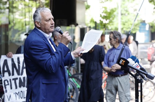 Mestni svetnik liste Glas za otroke in družine Aleš Primc na shodu za zaščito stare Ljubljane