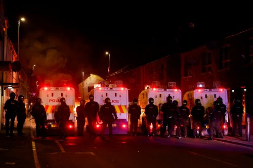 Policisti med drugo nočjo nemirov v Ballymenu