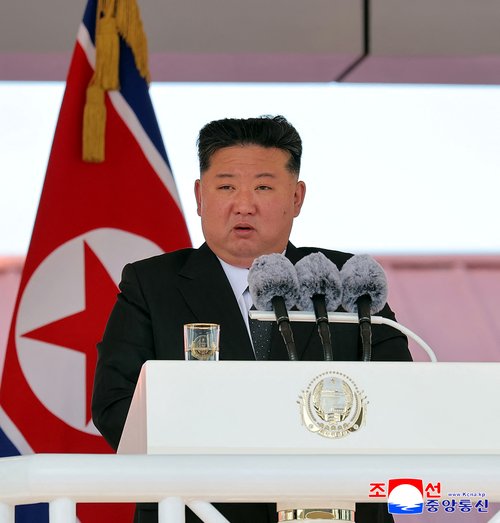 Severnokorejski voditelj Kim Džong Un na slovesnosti ob splavitvi popravljene vojne ladje.