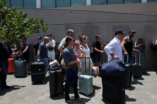 Tujci v Tel Avivu čakajo na avtobus za Egipt