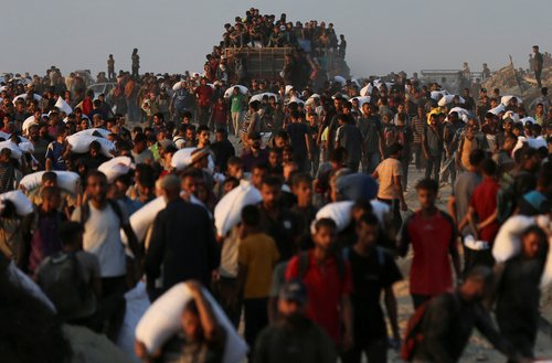 Palestinci prevzemajo humanitarno pomoč