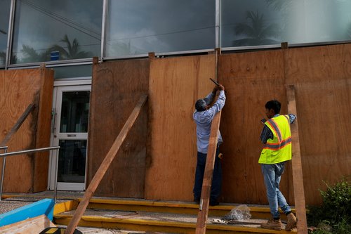 V Mehiki se pripravljajo na prihod orkana Erick.