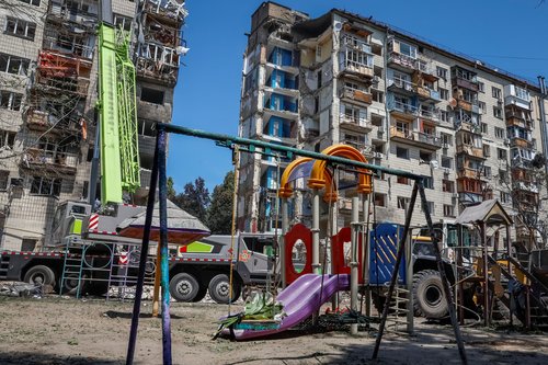 Posledice ruskega napada na blok v Kijevu