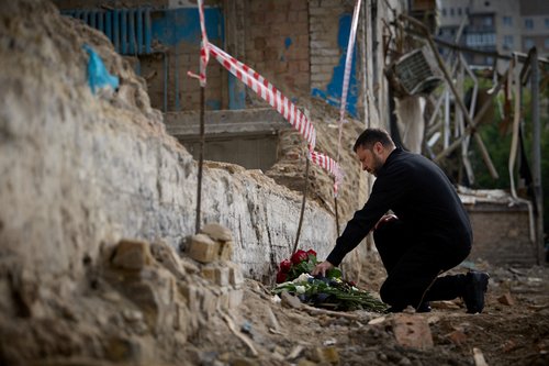 Zelenski se je z rožami poklonil žrtvam