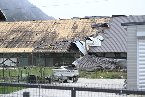 Poškodovani objekti po močnem vetru v Žirovnici