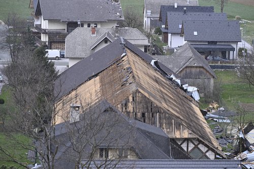 Poškodovani objekti po močnem vetru v Žirovnici