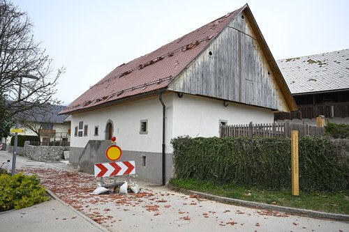 Poškodovani objekti po močnem vetru.