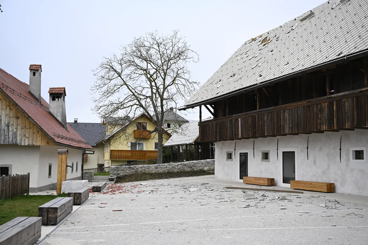 Močan veter poškodoval tudi Prešernovo rojstno hišo (FOTO)