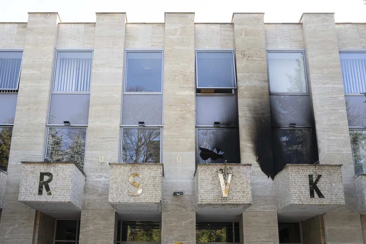 Ruska hiša v Pragi tarča napada z molotovkami