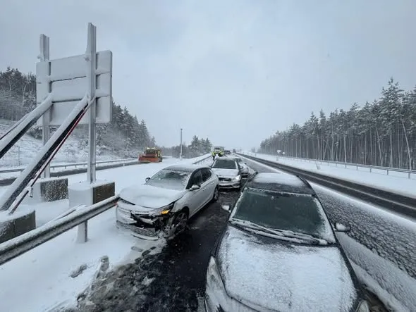 Tudi pri naših severnih sosedih močan veter in sneg povzročata težave