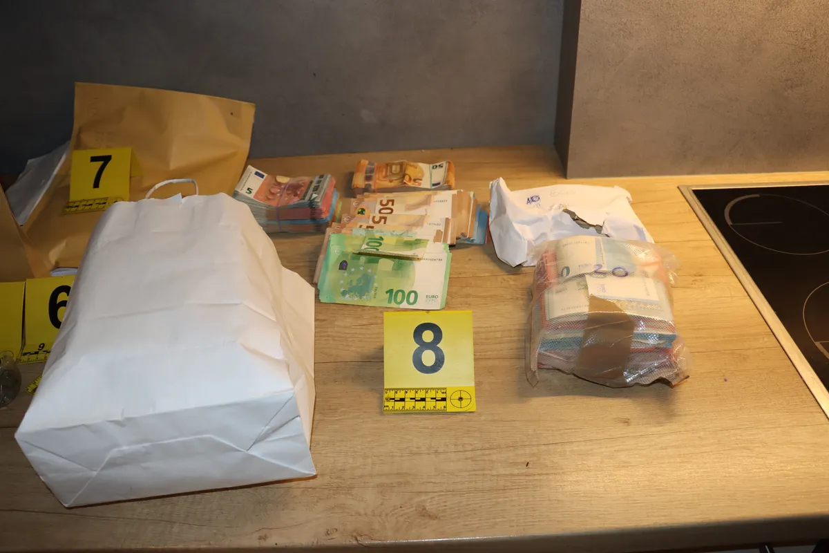 Obsežen zaseg v Ljubljani: okoli 80.000 evrov in več kot 70 kg različnih vrst drog