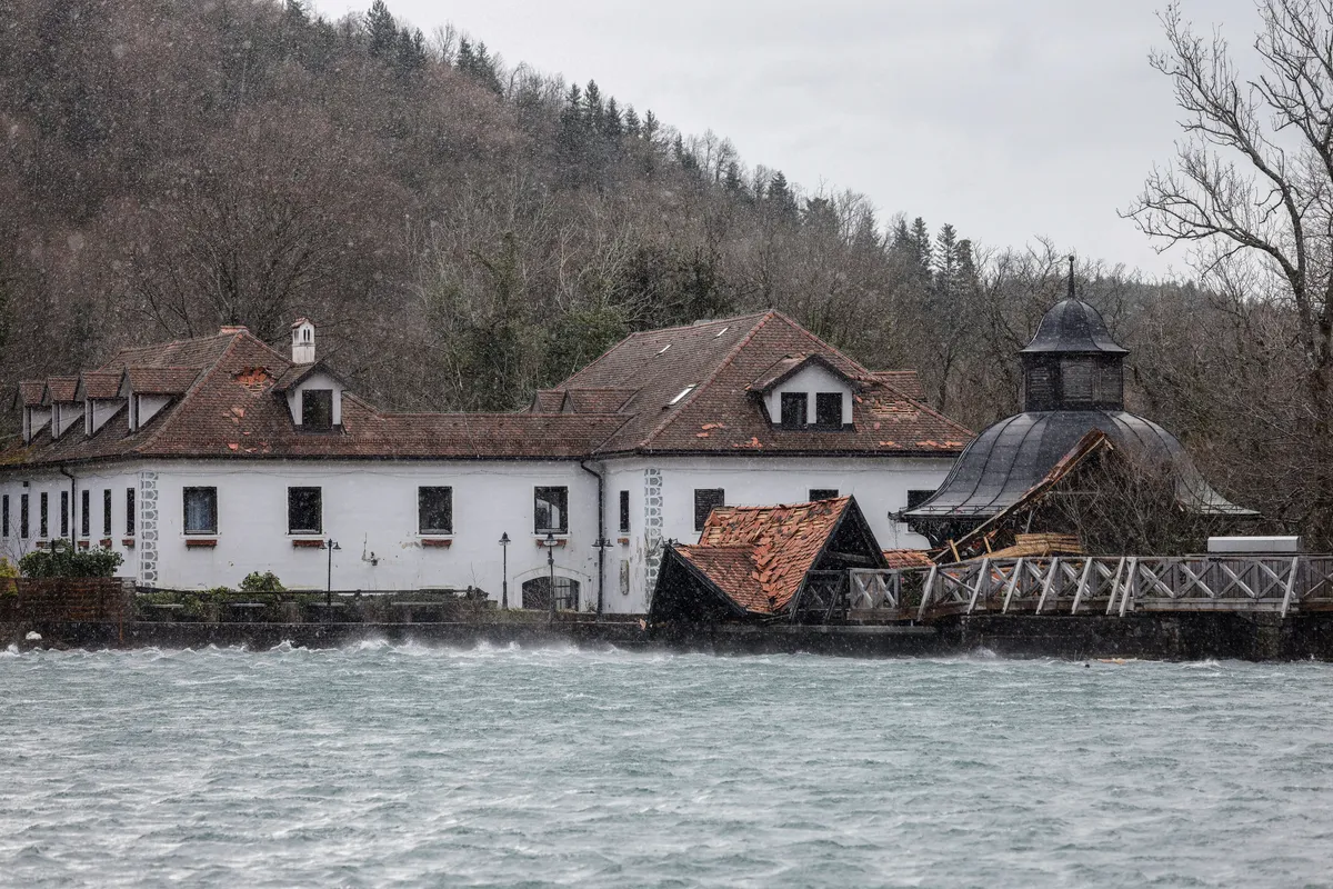 Ponekod še ena burna noč. Kdaj se bo veter končno umiril?