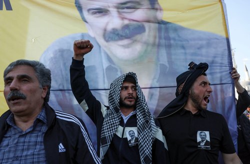 Podporniki Delavske stranke Kurdistana pred zastavo s podobo njenega voditelja Abdulaha Öcalana