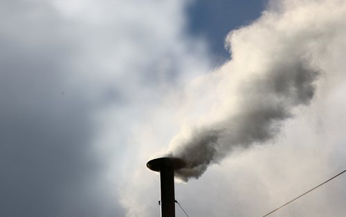 Iz dimnika se je pokadil bel dim.