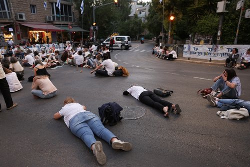 Izraelci ležijo na tleh med sireno, ki opozarja na zračni napad