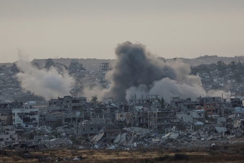 Nad razdejano Gazo se vije dim