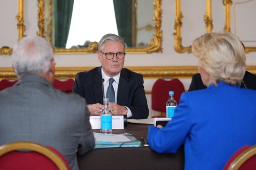 Keir Starmer sedi nasproti Antonia Coste in ursule von der leyen