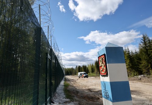 Finska je postavila del ograje ob meji z Rusijo