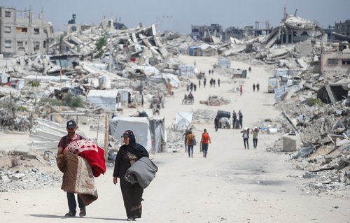 Palestinci bežijo iz opustošenega dela na severu Gaze