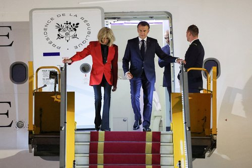 Emmanuel Macron s svojo ženo Brigitte obiskal Vietnam