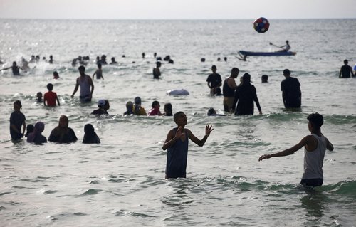 Palesitnci se kopajo v morju pri mestu Gaza