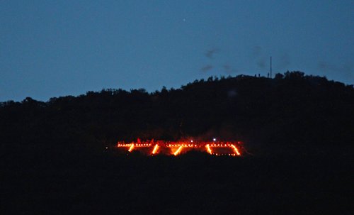 Z balkami razsvetljeni napis Tito na Sabotinu