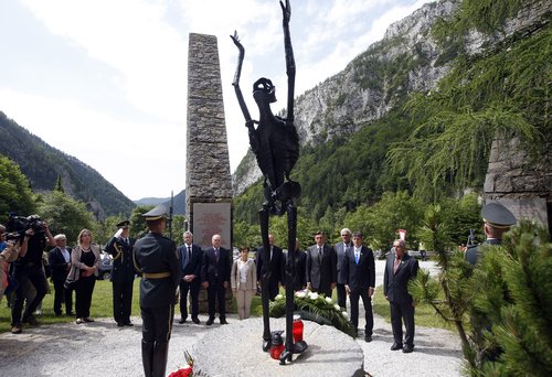Spomenik nekdanjega taboriščnika in arhitekta Borisa Kobeta, ki nosi napis "Obtožujem/J'accuse"