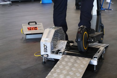 Policist preverja največjo dovoljeno hitrost električnega skiroja