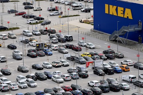 Parkirani avtomobili pred IKEO v Ljubljani.