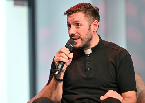 Duhovnik Martin Golob je dejaven na družbenih omrežjih