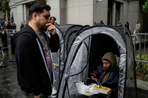 Ljudje spijo v šotorih pred sodiščem v New Yorku