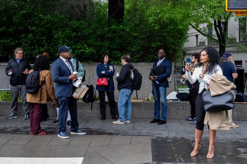 Vrsta pred sodiščem v New Yorku med sojenjem Diddyju