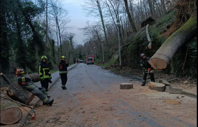 Po ujmi velika škoda na Hrvaškem, v BiH tisoči brez elektrike, zdaj grozijo še poplave