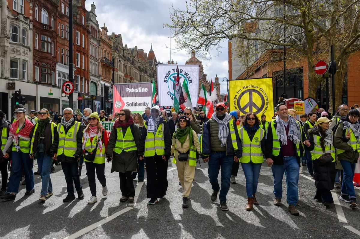 V središču Londona več deset tisoč ljudi protestiralo proti skrajni desnici
