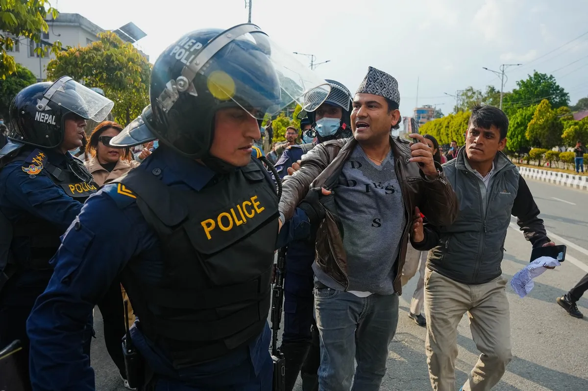 Po izbruhu novega vala nasilja v Nepalu prijeli nekdanjega premierja in dva ministra