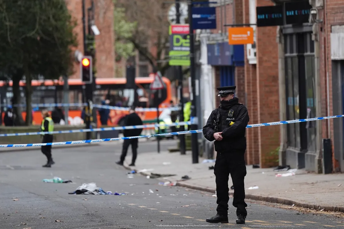 Na Otoku voznik zapeljal v pešce, sedem hudo poškodovanih