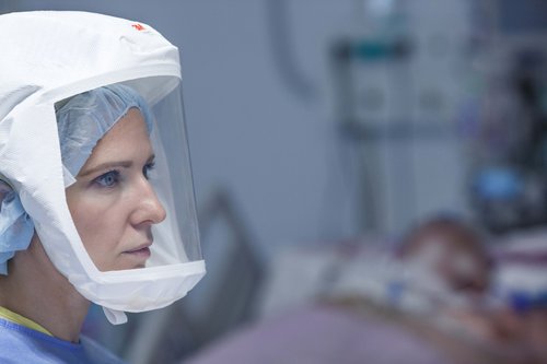 Covid oddelekcovid oddelek, koronavirus, ukc ljubljana, medicinska sestra, zaščitna oprema, april 2021