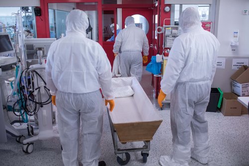 covid oddelek, ukc ljubljana, krsta, umrli, smrt