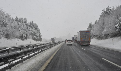 Sneg na avtocesti