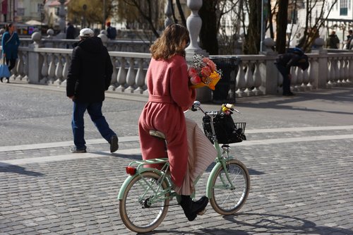 8. Marec, dan žensk, enakopravnost, rože, ženska, kolo