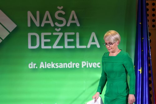 Aleksandra Pivec, Naša dežela